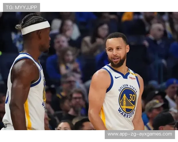 勇士球星反手上篮点燃主场气氛